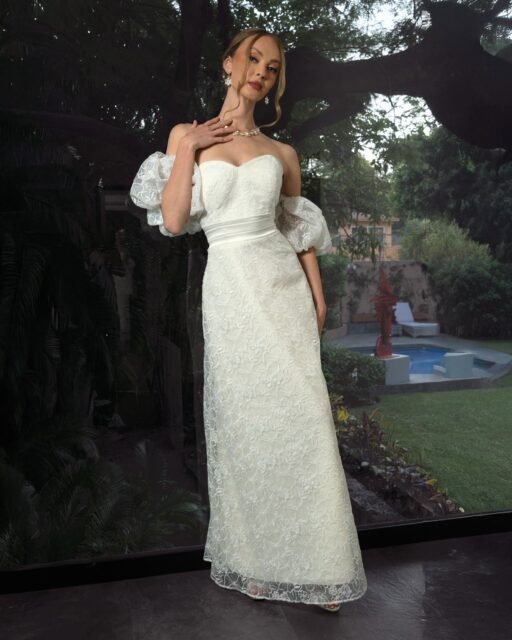 Imagina caminar hacia el altar sintiendo la ligereza de la organza bordada una textura tan etérea y detallada que parece cobrar vida propia con cada movimiento. Pensando en tu esencia: romántica, atemporal y profundamente especial. 💍

¿Es este el vestido que has estado buscando en tus sueños?
Encuentra este y más modelos en massima.com.mx

#VestidoDeNovia #bodacivil