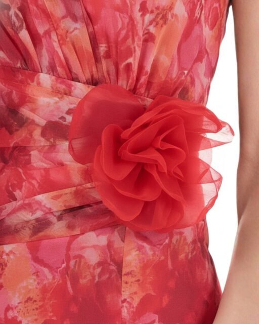 𝐔𝐧 𝐩𝐫𝐢𝐦𝐞𝐫 𝐩𝐥𝐚𝐧𝐨 𝐝𝐞 𝐥𝐚 𝐩𝐞𝐫𝐟𝐞𝐜𝐜𝐢𝐨́𝐧. 🌸

A veces, los detalles más sutiles son los que logran el mayor impacto. Esta delicada flor en rojo vibrante es el corazón de un diseño creado específicamente para robar miradas.

Luce espectacular con los modelos que tenemos para ti y enamórate de cada textura. 🌹✨

💻 𝗩𝗶𝘀𝗶𝘁𝗮 𝗻𝘂𝗲𝘀𝘁𝗿𝗮 𝘁𝗶𝗲𝗻𝗱𝗮 𝗲𝗻 𝗹𝛊́𝗻𝗲𝗮: massima.com.mx
📦 𝐄𝐧𝐯𝛊́𝐨 𝐆𝐑𝐀𝐓𝐈𝐒 a partir de $1,499 a todo México.

📍 𝐔𝐛𝐢𝐜𝐚 𝐭𝐮 𝐬𝐮𝐜𝐮𝐫𝐬𝐚𝐥 𝐦𝐚́𝐬 𝐜𝐞𝐫𝐜𝐚𝐧𝐚: https://bit.ly/4apBByT

#RedDress #VestidosLargos #Vestidos #VestidosDeFiesta