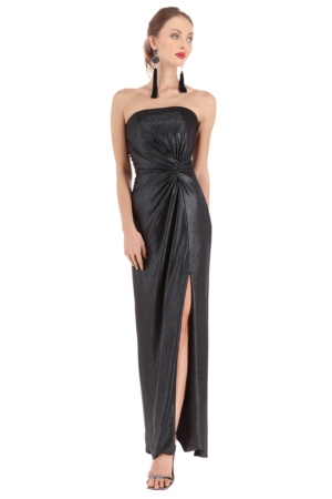 Vestido largo strapless con nudo en talle y abertura en falda.