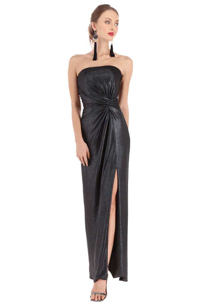 Vestido largo strapless con nudo en talle y abertura en falda.
