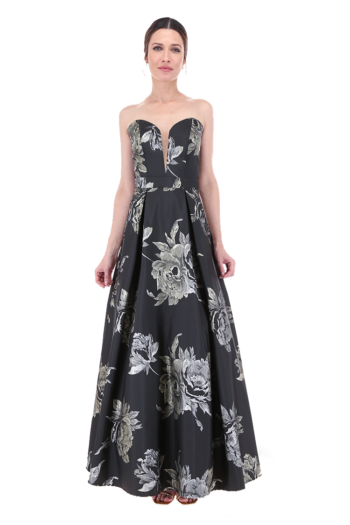 Vestido largo strapless de falda línea A con tablas