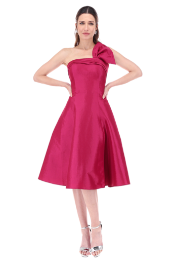 Vestido corto escote asimétrico con moño en un hombro y falda media circular con tablas