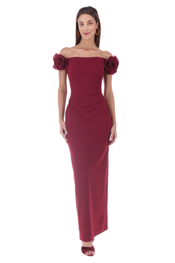 Vestido largo de escote strapless con abertura trasera en falda.