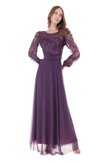 Vestido largo de escote ilusión con manga obispo.