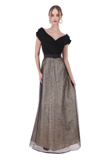 Vestido largo escote bardot con falda semicircular de brocado.