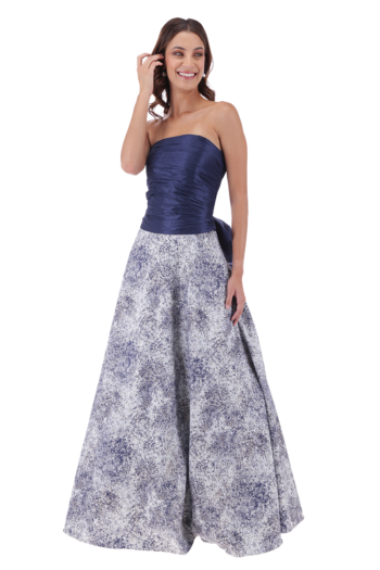 Vestido largo strapless de falda larga con corte A.