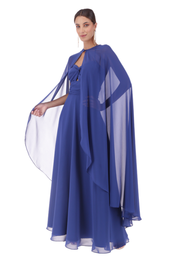 Vestido escote corazón con tirantes de falda larga corte medio circular y accesorio capa larga.