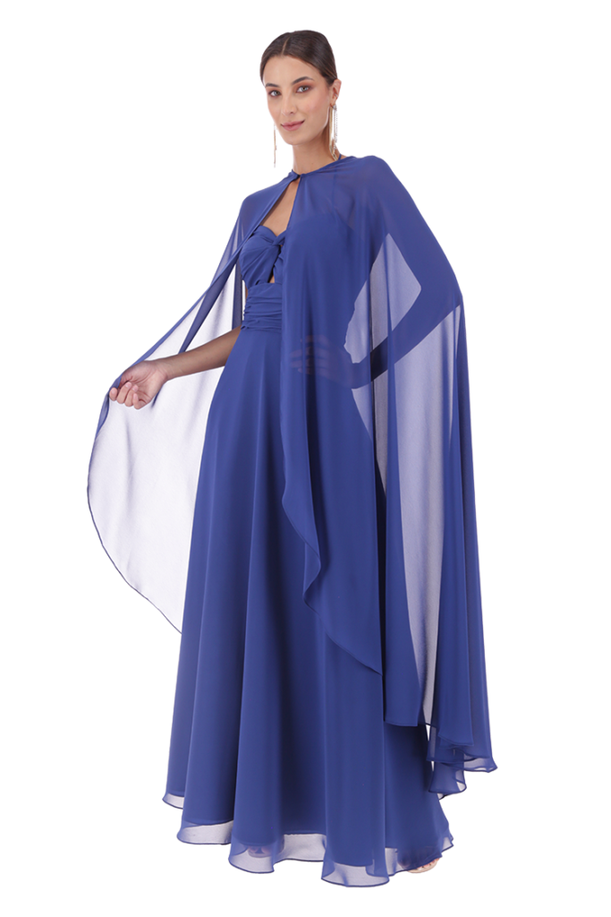 Vestido escote corazón con tirantes de falda larga corte medio circular y accesorio capa larga.