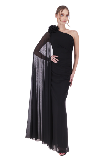 Vestido largo de escote asimétrico con cauda y falda corte sirena.