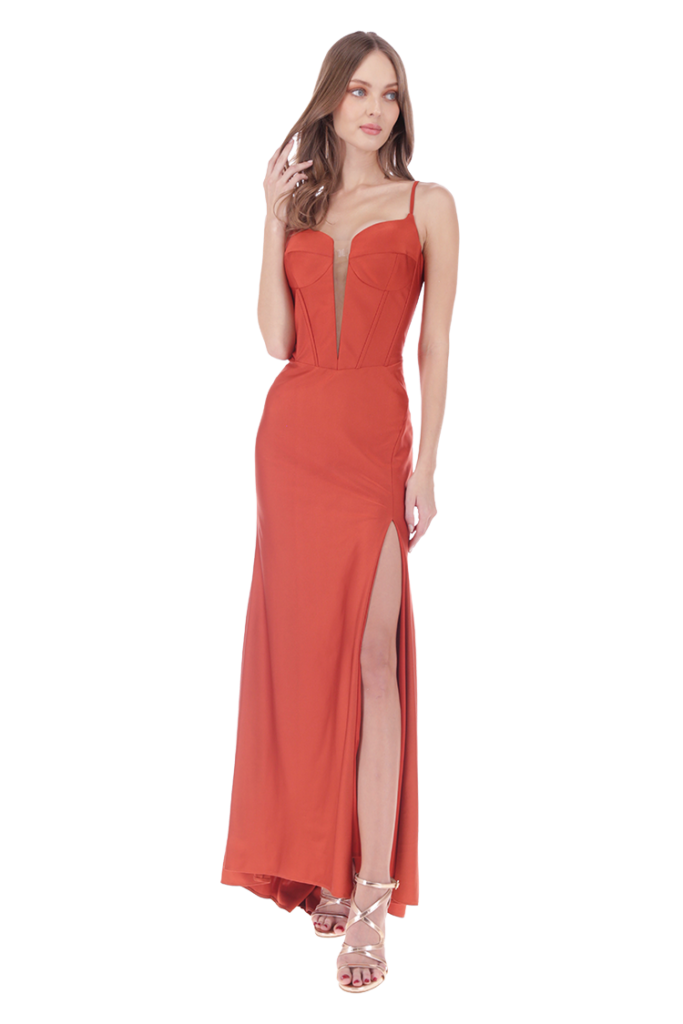 Vestido largo de escote corazón con transparencia y falda asimétrica corte sirena.