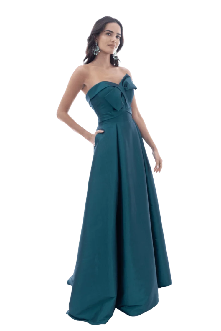 Vestido largo strapless con moño delantero de falda con tablones.
