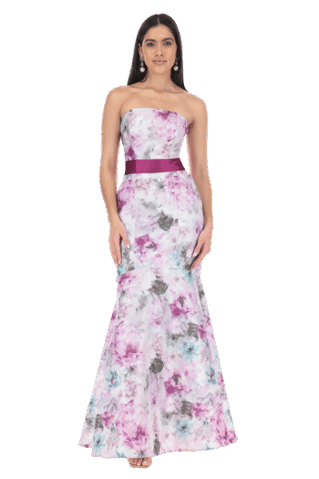 Vestido largo de corte sirena con escote strapless de falda corte medio circular con cauda.