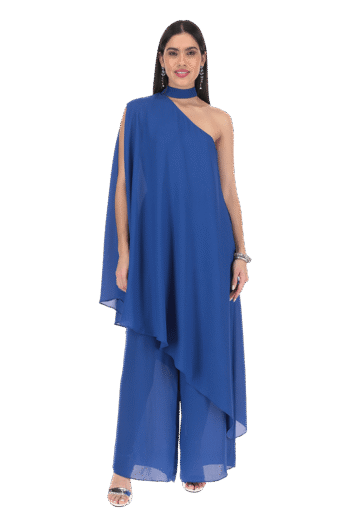 Jumpsuite largo con mangas mariposa de pantalón con sobre falda de corte medio circular.