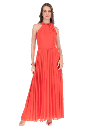 Vestido largo de cuello halter con falda solei.