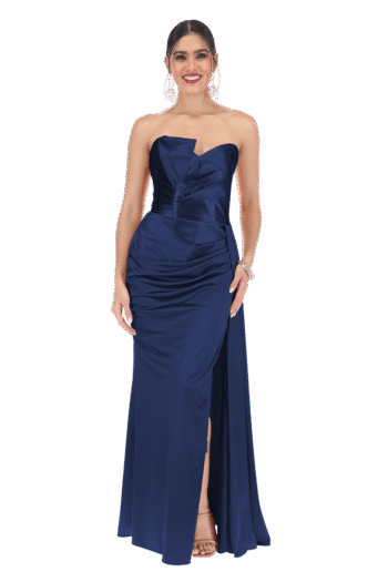 Vestido largo escote corazón strapless con drapeados en cintura y falda con abertura.