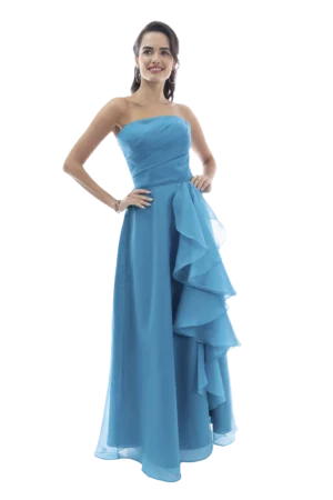 Vestido largo strapless drapeado de falda media circular con escarolas y abertura.