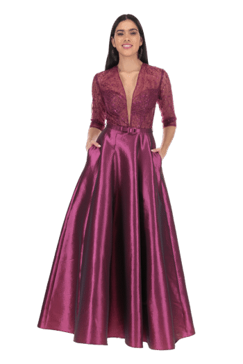 Vestido largo con escote en V de manga 3/4 y falda con cortes.