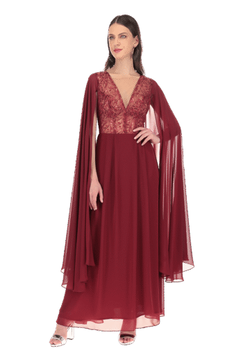 Vestido largo talle de encajes con transparencia falda línea A con pliegues y mangas de capa.