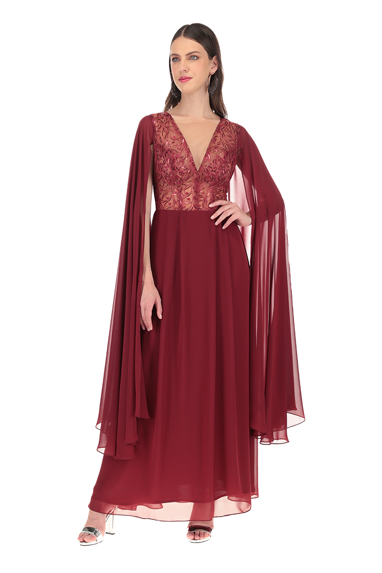 Vestido largo talle de encajes con transparencia falda línea A con pliegues y mangas de capa.