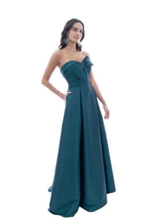 Vestido largo strapless con moño delantero de falda con tablones.