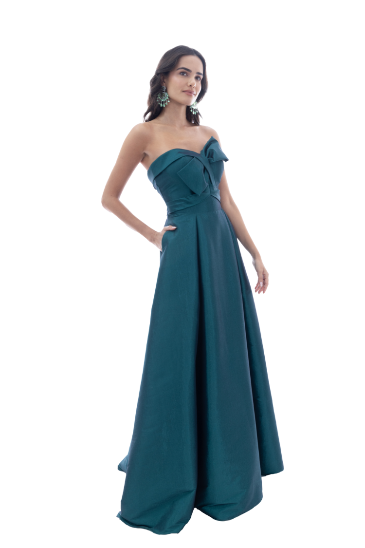Vestido largo strapless con moño delantero de falda con tablones.