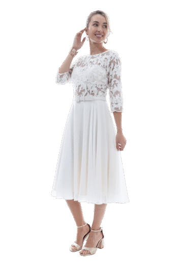 Vestido corto de cuello redondo alto y escote en espalda dcon manga larga y falda semicircular.