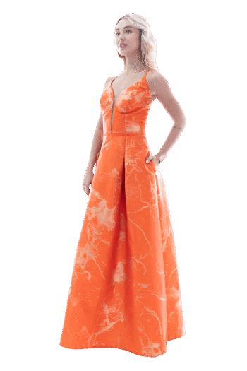 Vestido largo de escote cisne con  transparencia y fajilla a la cintura de falda línea A con tablones y jareta en la espalda.