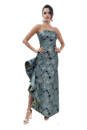 Vestido largo escote strapless y falda en talle corte trompeta con olán en abertura al costado.