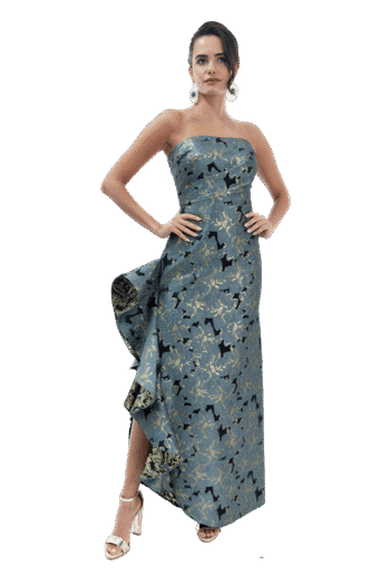 Vestido largo escote strapless y falda en talle corte trompeta con olán en abertura al costado.