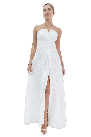 Vestido largo strapless de fajilla curva corte a la cintura y falda de pliegues con abertura al centro.