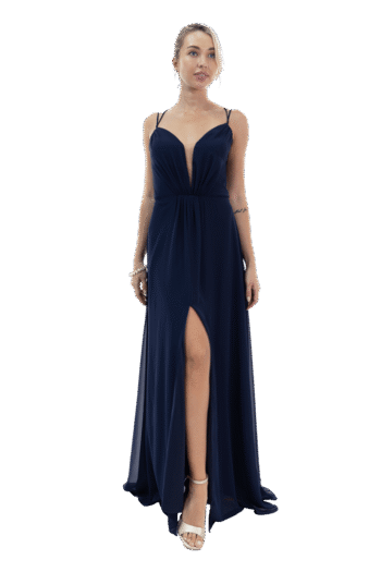 Vestido largo escote cisne con falda A con abertura al frente y espalda con transparencias y aplicaciones.