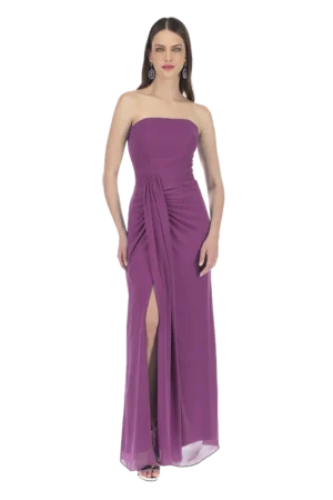Vestido largo de escote strapless con faldón y abertura.