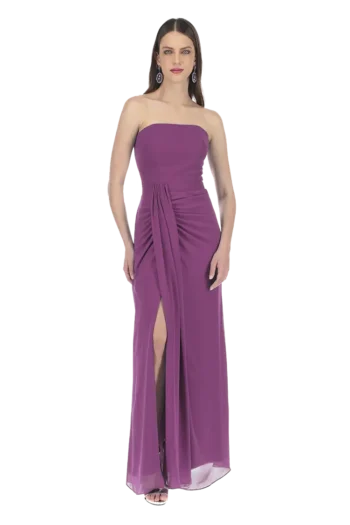 Vestido largo de escote strapless con faldón y abertura.