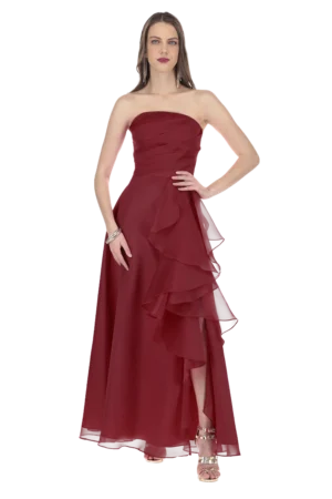 Vestido largo strapless drapeado de falda media circular con escarolas y abertura.