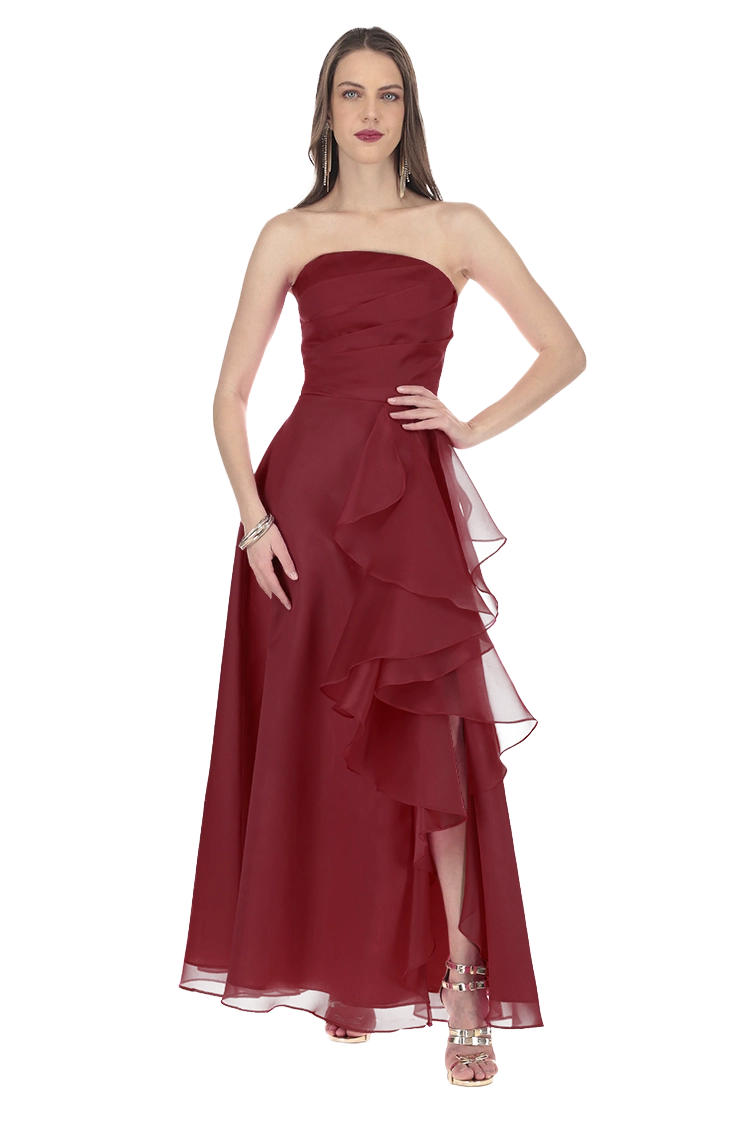 Vestido largo strapless drapeado de falda media circular con escarolas y abertura.