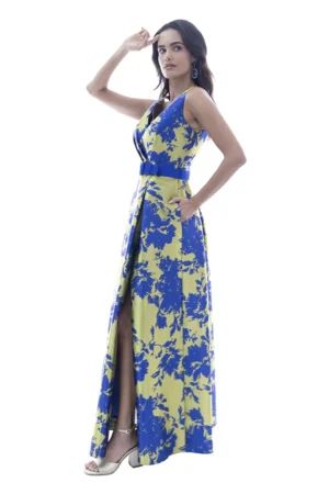 Vestido largo, escote V, con cinturón, falda línea A con tablones y abertura