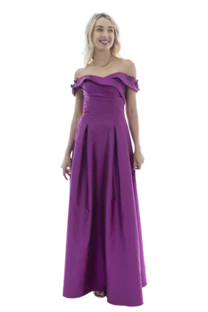 Vestido largo off shoulders con aplicaciones de flores y drapeados en talle, falda línea A con tablones y abertura.