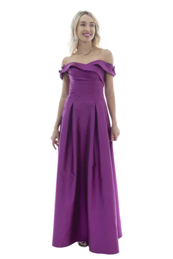 Vestido largo off shoulders con aplicaciones de flores y drapeados en talle, falda línea A con tablones y abertura.