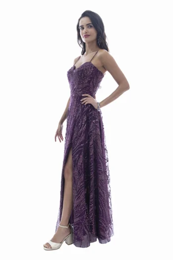 Vestido largo escote corazón drapeado, talle con varilla tipo corset, falda media circular con abertura.