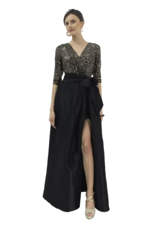Vestido largo escote V cruzado, manga tres cuartos con lazo en cintura, falda A con abertura y tablones.