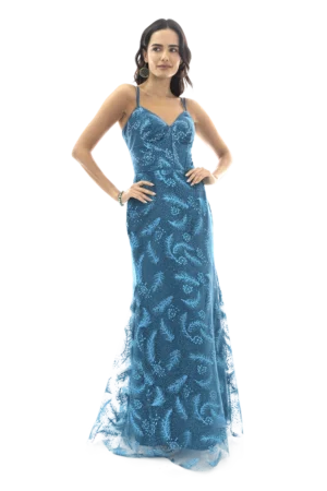 Vestido largo, escote cisne, falda línea A y doble tirante. 