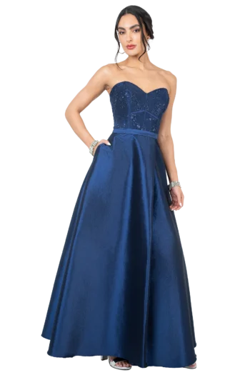 Elegante vestido de gala strapless en azul marino con corset bordado, fajilla a la cintura, falda amplia de tafeta stretch con abertura y bolsas laterales.