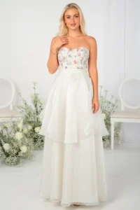 Vestido de novia con talle bordado con lentejuelas, falda en capas, color hueso
