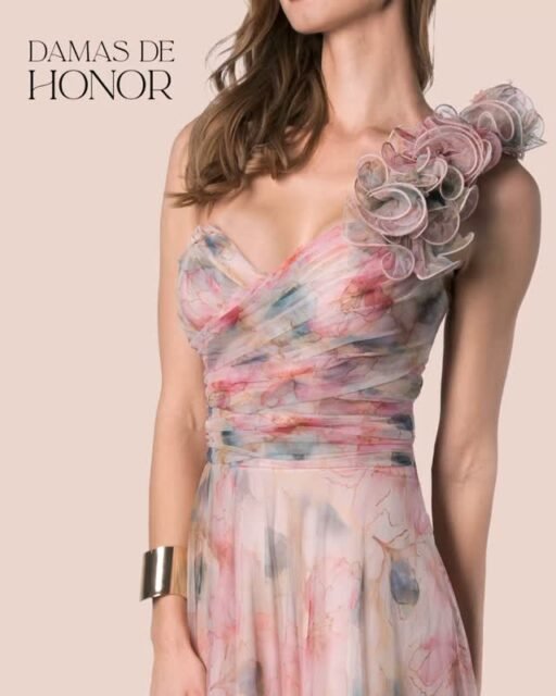 En Massima sabemos que el día de tu #boda es una obra de arte, y el look de tus #damasdehonor es la paleta de colores que completa. 💐

Te mostramos la magia de la individualidad coordinada: un mismo diseño icónico, dos versiones deslumbrantes.✨
