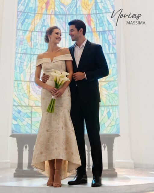 Camina al altar con este vestido estilo sirena que es tendencia. Su diseño con escote off-the-shoulder, tejido brocado y un espectacular ruedo asimétrico está pensado para la novia que quiere lograr el verdadero "efecto WOW".

🛒 Explora la colección de #vestidosdenovia y encuentra el tuyo a un clic de distancia: https://massima.short.gy/Novia
