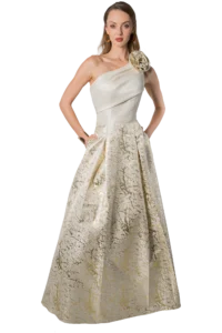 Vestido largo de gala color hueso con falda brocado dorado, un hombro y flor 3D en hombro, modelo Massima colección otoño-invierno, vista frontal