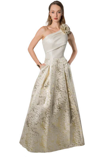 Vestido largo de gala color hueso con falda brocado dorado, un hombro y flor 3D en hombro, modelo Massima colección otoño-invierno, vista frontal