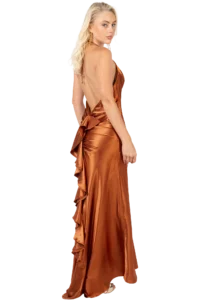Vestido largo satinado color siena cobre, escote columpio con tirantes delgados, espalda descubierta y escarolas con cauda en parte trasera, colección Massima, vista frontal