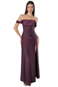Vestido de graduación strapless en satín Milán color uva con escote en cascada drapeada y talle estilo corsé