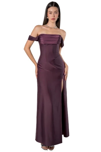 Vestido de graduación strapless en satín Milán color uva con escote en cascada drapeada y talle estilo corsé